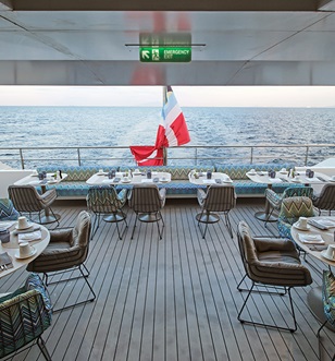 La Cucina terrace on Emerald Sakara