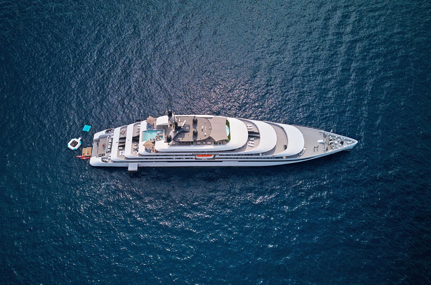 Overhead image of Emerald Sakara in the ocean